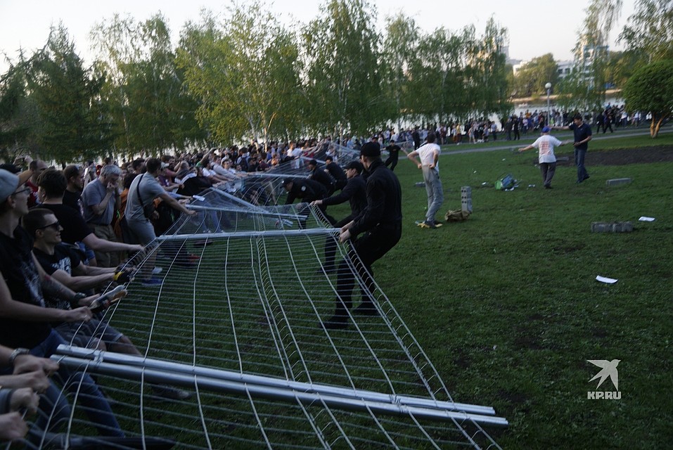 Ночное противостояние активистов "за сквер" и "за храм" длилось 10 часов