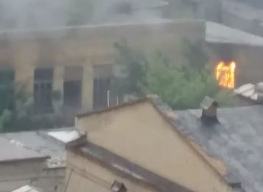 В Самаре из-за удара молнии загорелось заброшенное здание