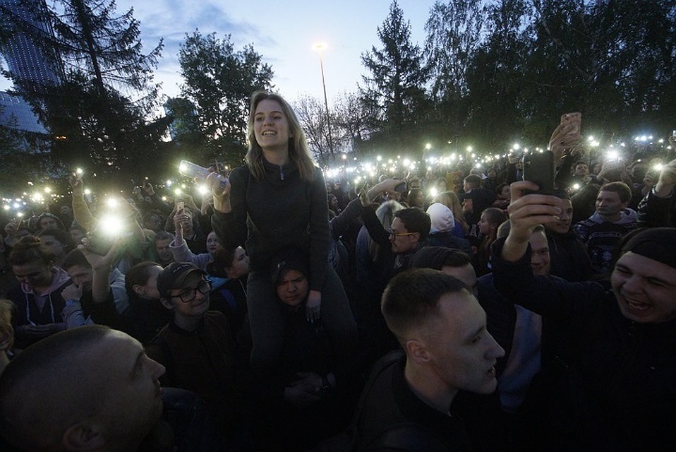 Тысячи маленьких огоньков загорелись у сквера