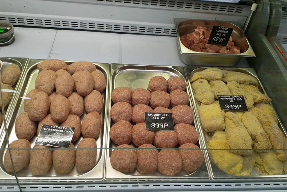 В Комсомольске торговали подозрительным мясом и просроченными сосисками