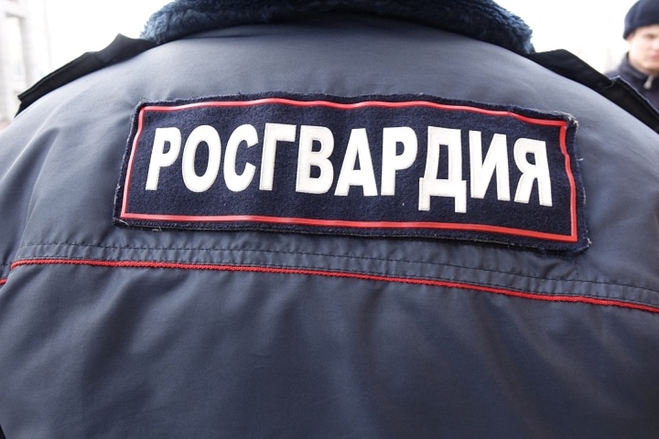 Бойцы Росгвардии спасли контролера от разбушевавшегося кузбассовца.