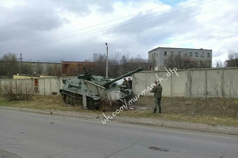 Самоходная установка пробила бетонный забор и едва не вылетела на дорогу. Фото: Мурманск ДТП ЧП