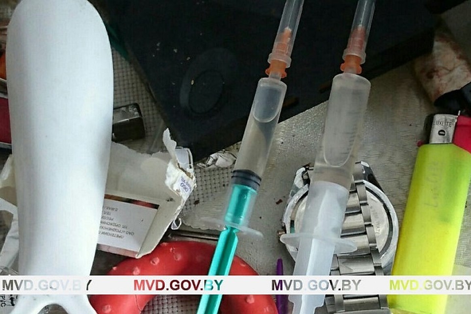 Наркотики мужчина прятал на на тумбе за телевизором. Фото: mvd.gov.by.