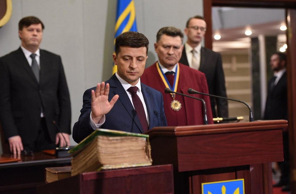 Кадр из сериала "Слуга народа", где новый президент Украины уже сыграл роль главы государства.