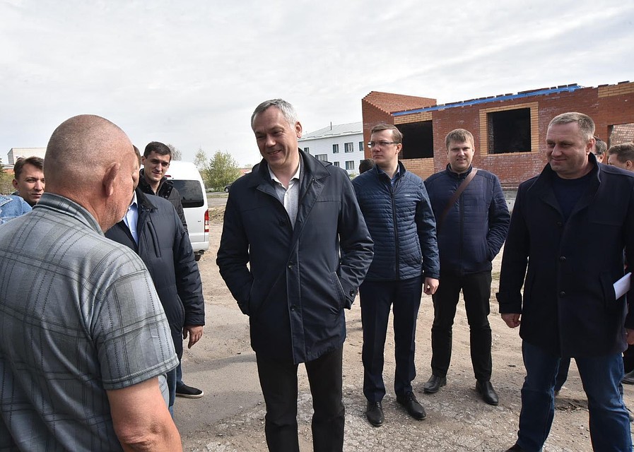 Андрей Травников оценил ход работ на долгострое в Вагайцево. Фото: nso.ru