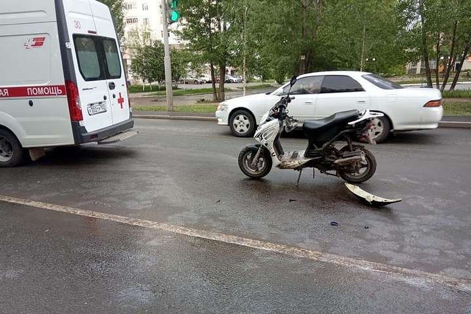 В Уфе водитель автобуса сбил двух школьников на мопеде