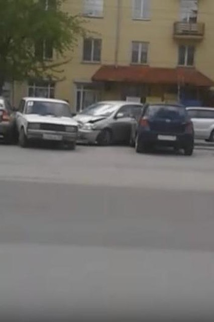 Омичка на иномарке влетела на парковку и снесла три машины