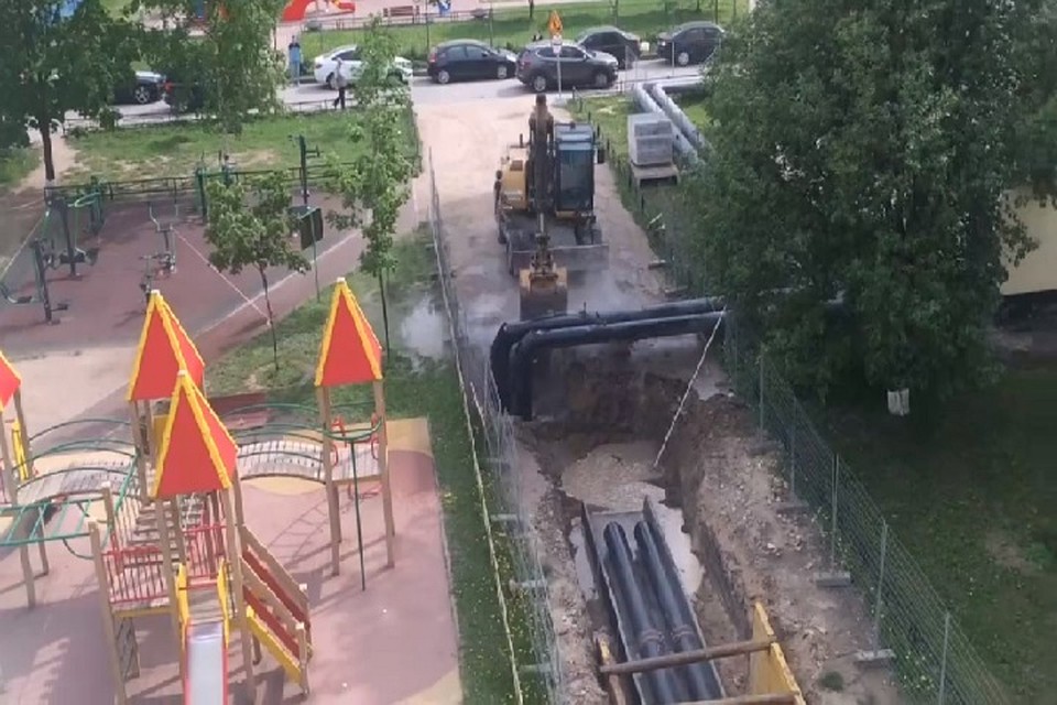 Вода из лопнувшей трубы заливает детскую площадку в Петербурге Фото: Скрин с видео