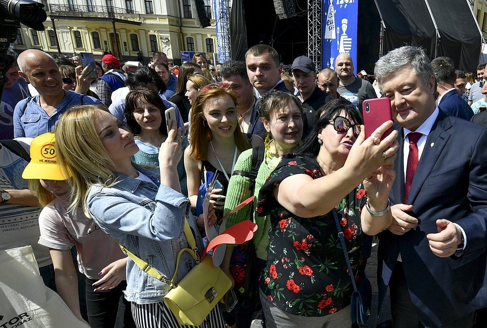Петр Порошенко делает селфи с украинцами