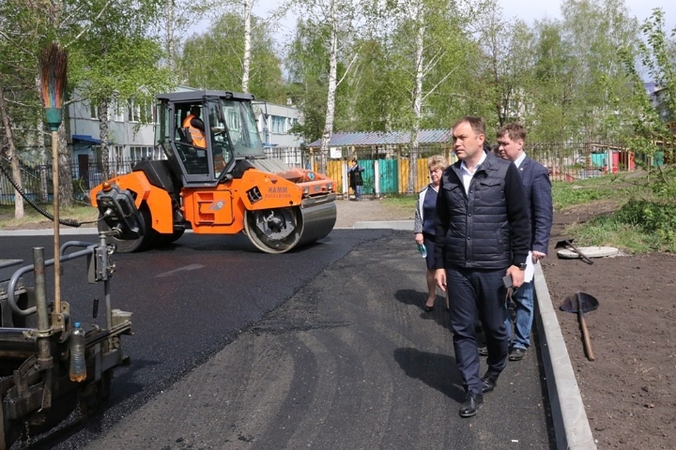 Илья Середюк проверил ход ремонта кемеровских дворов. ФОТО: пресс-служба администрации города Кемерово.