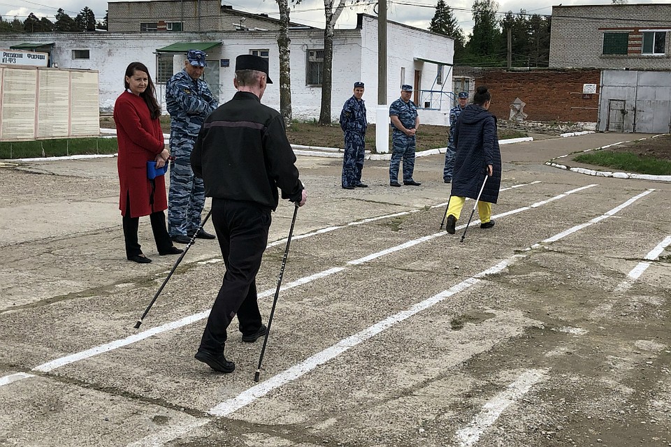 Осужденные занимались скандинавской ходьбой с тренером. Фото: УФСИН России по Кировской области
