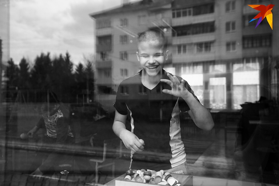 Андрей не видит и не говорит. Окружающие думают, что и не слышит