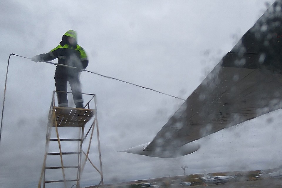 Boeing 737-800 получил повреждение при буксировке в норильском аэропорту