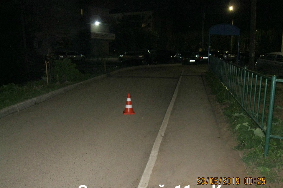 ДТП произошло во дворе дома на проспекте Строителей, 11. Фото: пресс-служба ГИБДД по Кировской области