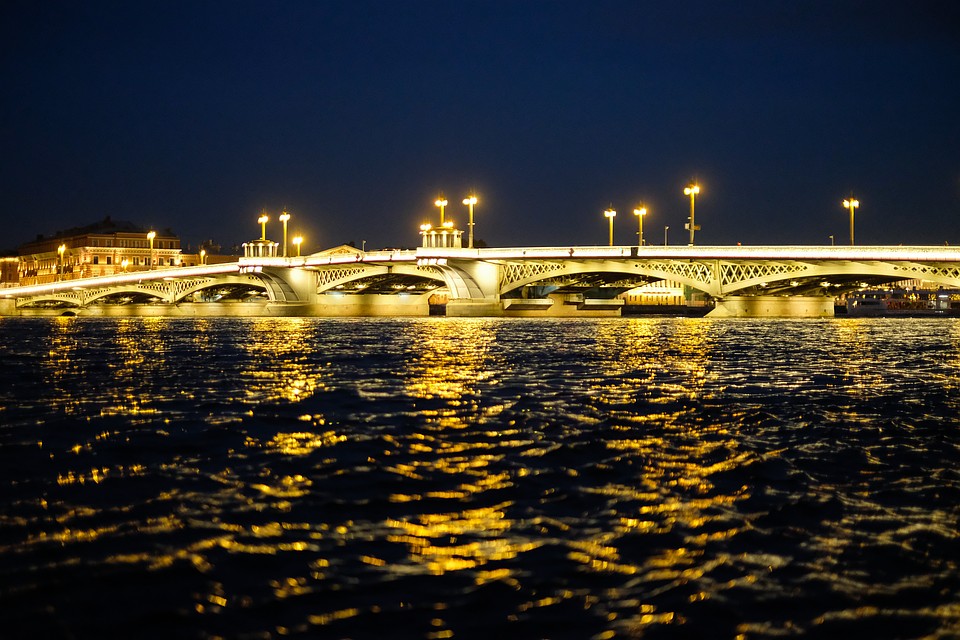 Благовещенский мост обновил подсветку