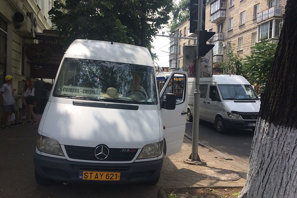 Парковка на тротуаре уже никого не удивляет
