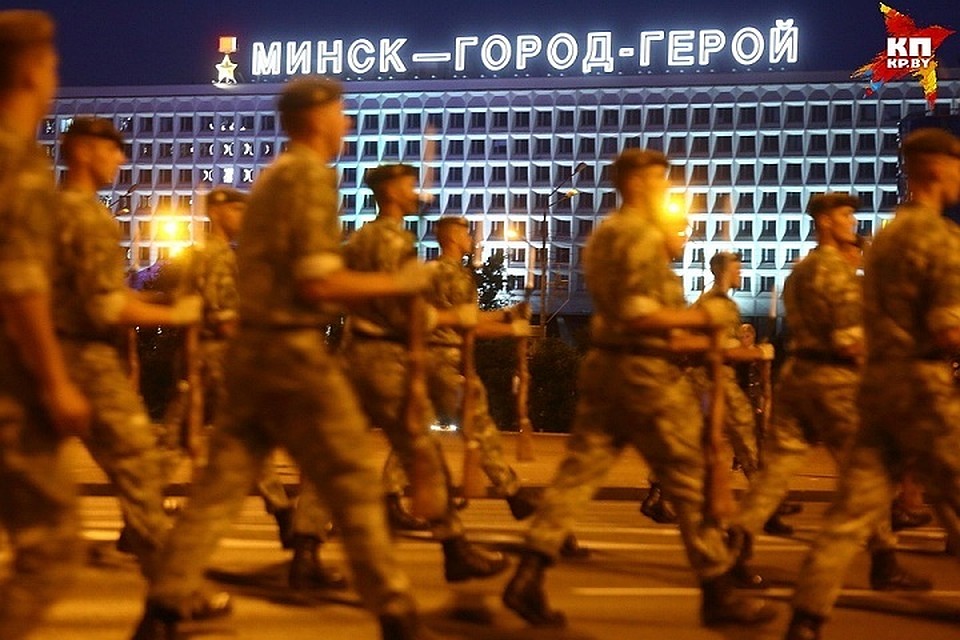 Парад раньше только репетировали вечером, но теперь готовы и провести его на закате.