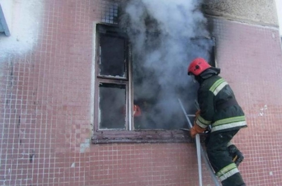 Пожарные из полыхавшей квартиры на пятом этаже спасли ребенка Фото: 89.mchs.gov.ru