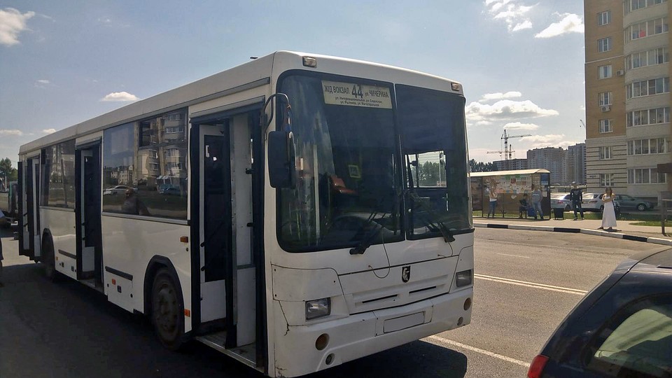 Автобус врезался в легковое авто