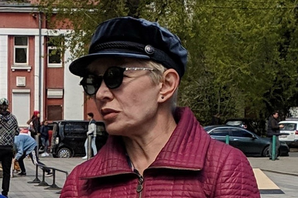 Два года иркутянка Галина не выходит на улицу без черных очков. Фото: Вероника ПЕТРОВА.