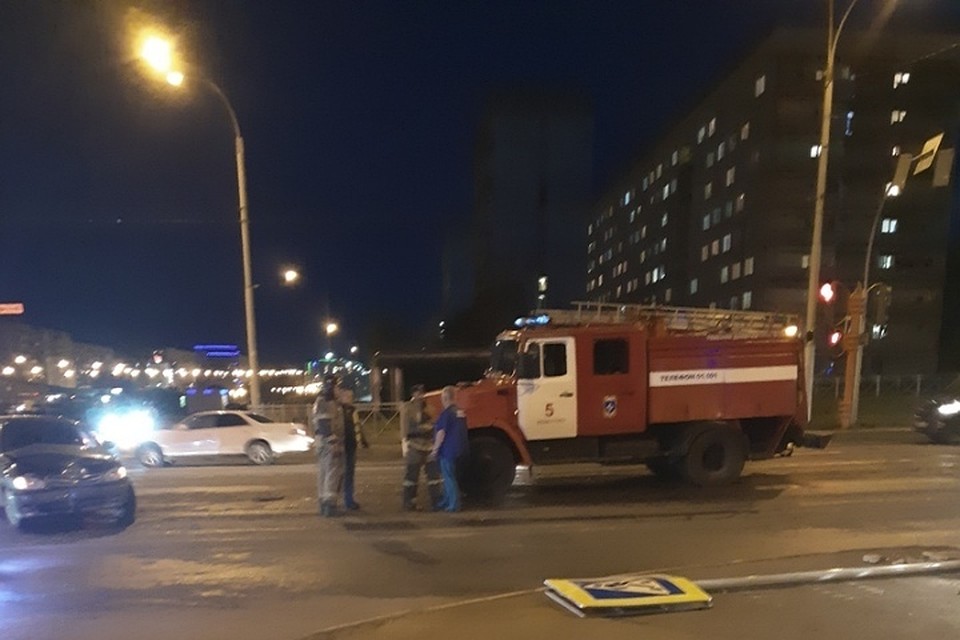 В Кемерове после аварии пострадал дорожный знак Фото: "Инцидент Кемерово" / "ВКонтакте"