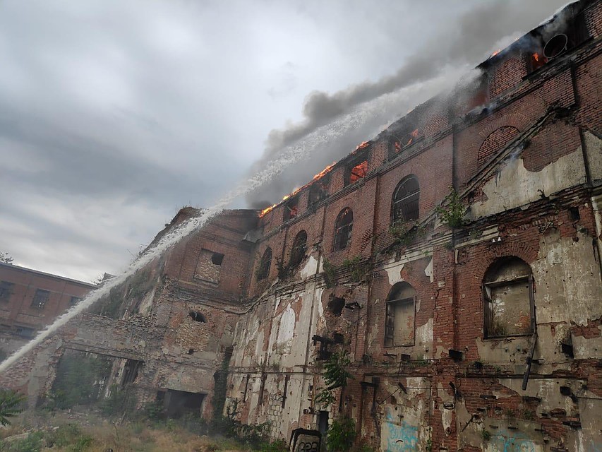 В Таганроге горит заброшенное здание завода