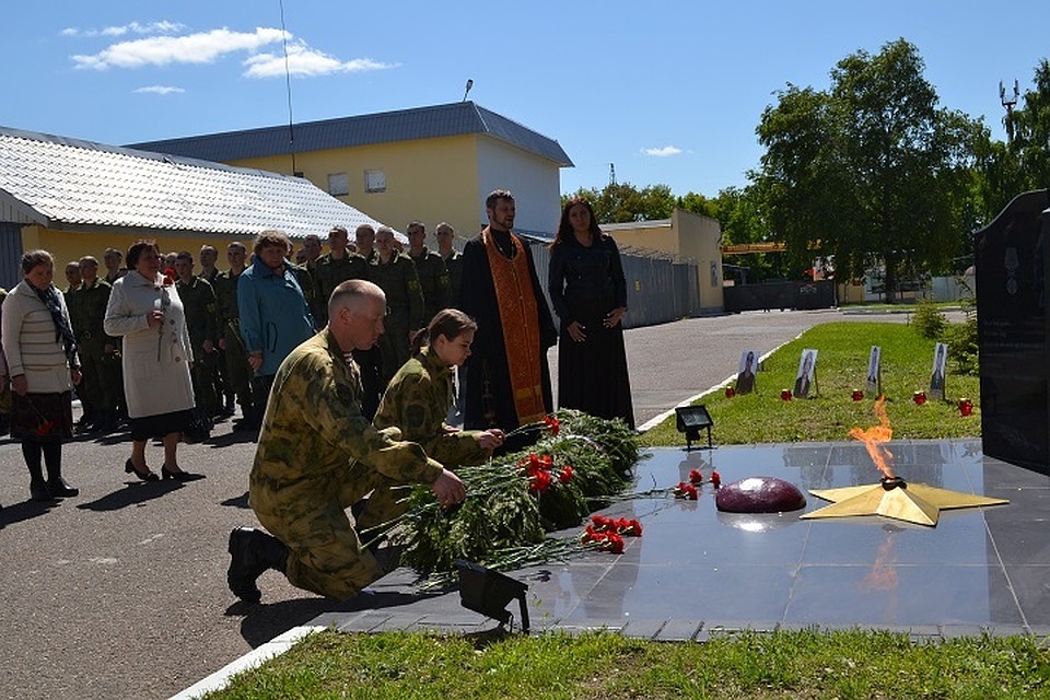 Во время мероприятия к памятнику погибшим возложили цветы и гирлянду