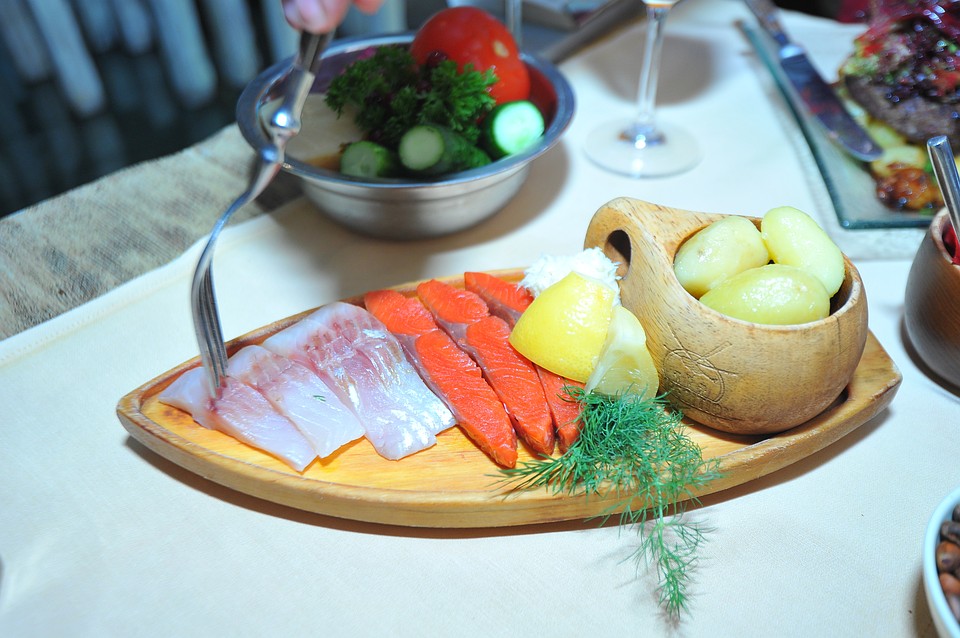 Много йода содержится в рыбе и морепродуктах.