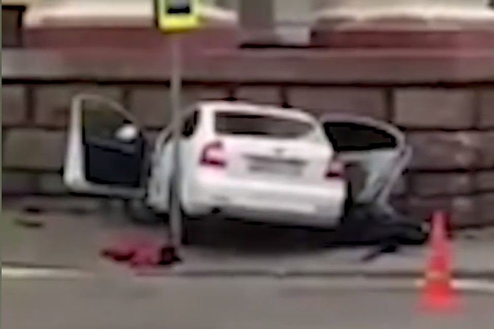 Skoda врезалась в здание театра