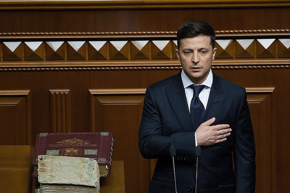 Зеленский призвал не вешать его портреты в кабинетах