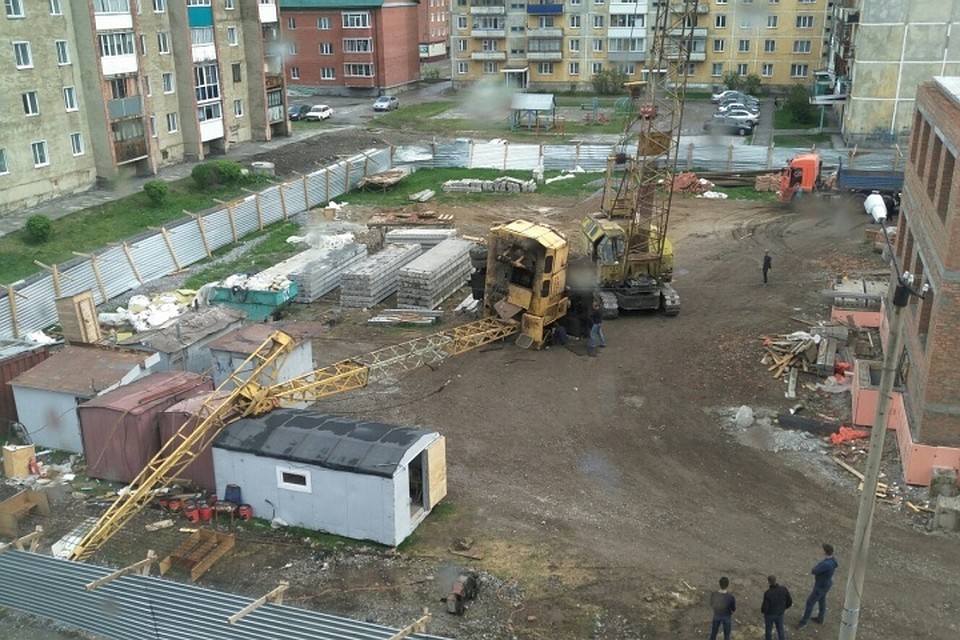 Ураганный ветер уронил строительный кран в кузбасском городе. ФОТО: vk.com, "Подслушано Гурьевск"
