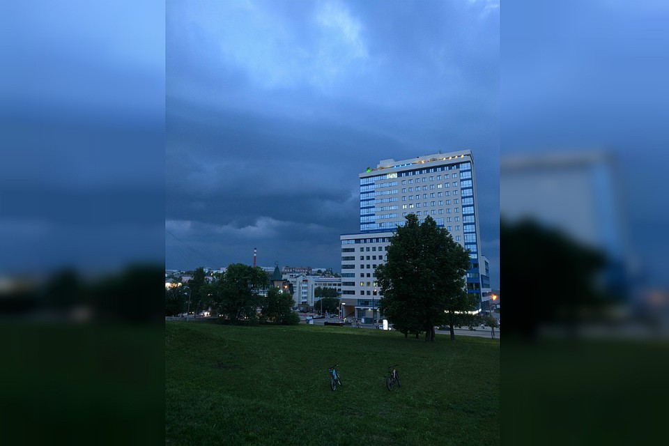 Буквально за десять минут небо затянуло тучами. Фото: Егор БУЛЫЧЕВ