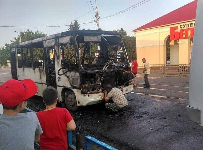 В результате пожара автобус выгорел полностью