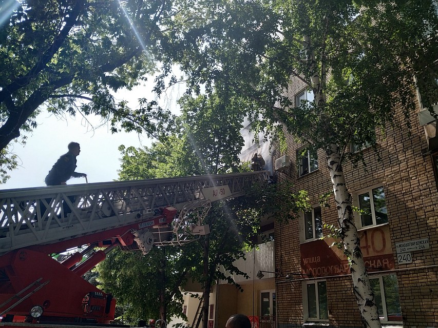 На балконе третьего этажа загорелись домашние вещи