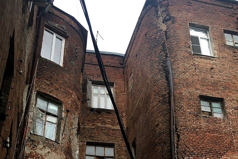 В сентябре 2017-го в доме образовались трещины. Фото: Андрей МОЖАЕВ