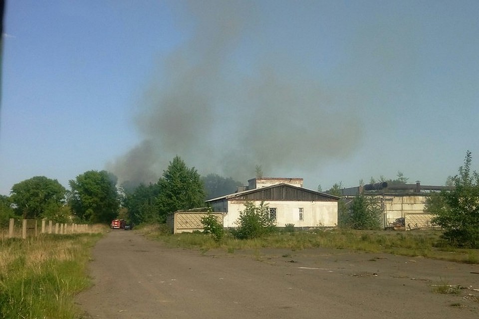 В Красноярске загорелась крыша пустого склада