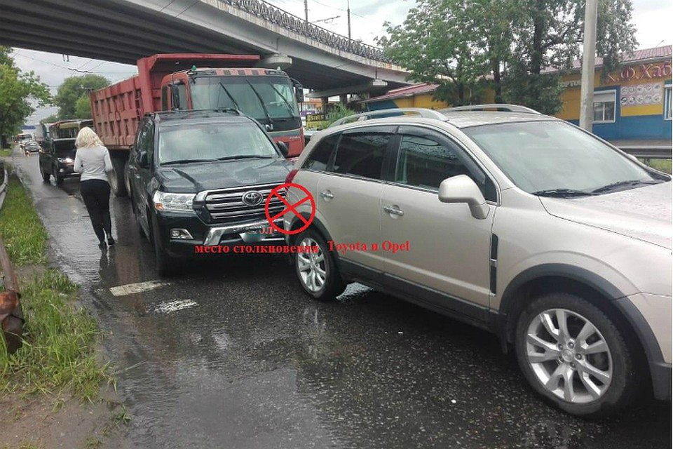 Большегруз в Хабаровске испортил две иномарки в дорожной аварии