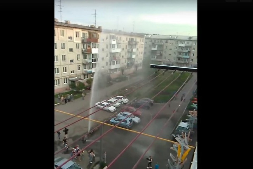 Из-за неосторожного автолюбителя во дворе кузбасской многоэтажки появился фонтан. ФОТО: кадр видео vk.com/ritm_kemerovo/