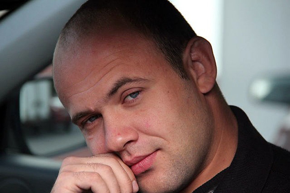По словам очевидцев, спортсмен даже не успел ничего сделать - получив несколько ударов в голову, он потерял сознание