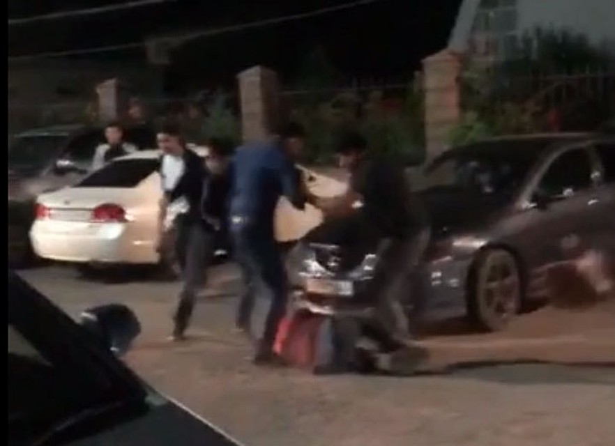 Жестокую драку сняли на видео.