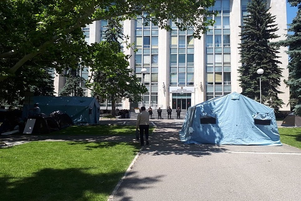 Противостояние продолжается.