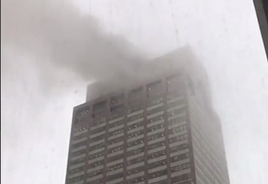 Здание окутал дым.