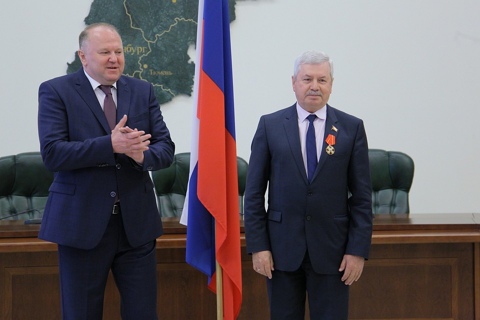 Награду Владимиру Мякушу вручил Николай Цуканов. Фото: zs74.ru