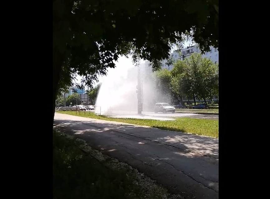 Коммунальный фонтан забил днем 11 июня возле одного из домов на Ново-Вокзальной