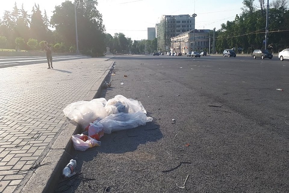 В самом центре столицы - кучи мусора.