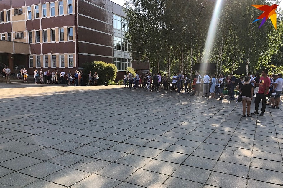 Это не вся очередь родителей, которые хотят отправить детей в гимназию. 60 первых человек уже внутри