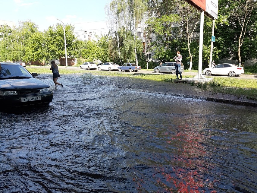 На некоторых улицах появились настоящие речки ФОТО: Подслушано Самара