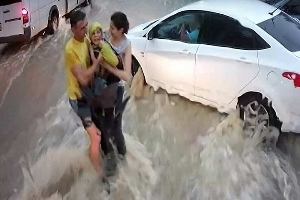 После этого ребенка отнесли в салон троллейбуса. Фото: скриншот из видео You Tobe