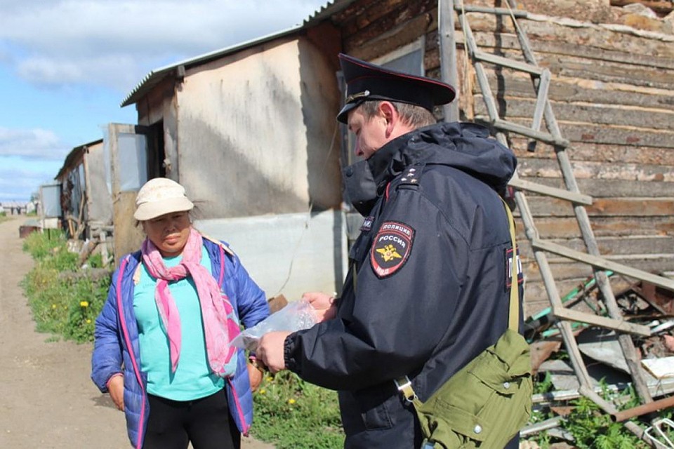 Полиция проверила теплицы в Аргаяшском районе, где работают мигранты. Фото: МВД.