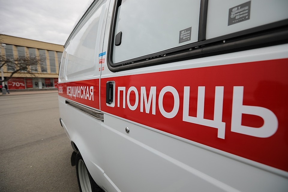 Пострадавшего увезли в больницу на машине скорой помощи. Фото: Дмитрий АХМАДУЛЛИН.